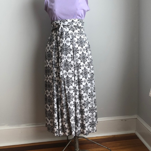 N.y.L.a Black Print on White Flowing Rayon Skirt - Picture 1 of 9